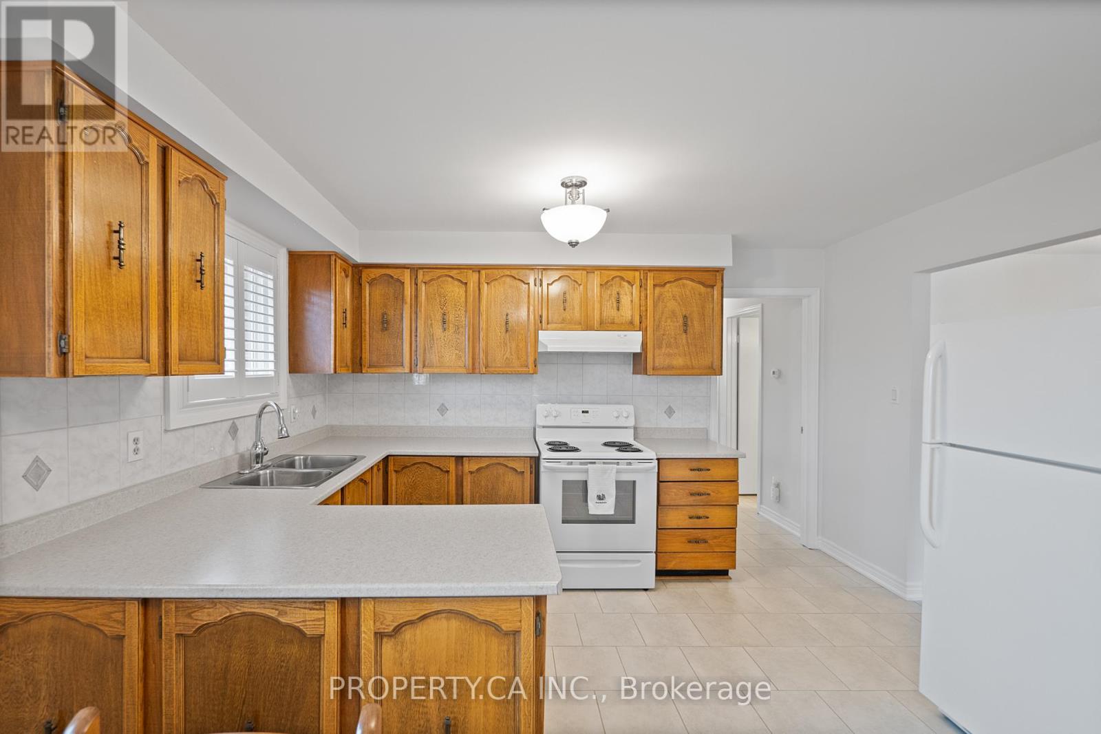 28 Clubhouse Court, Toronto, Ontario  M3L 2K5 - Photo 16 - W12505480