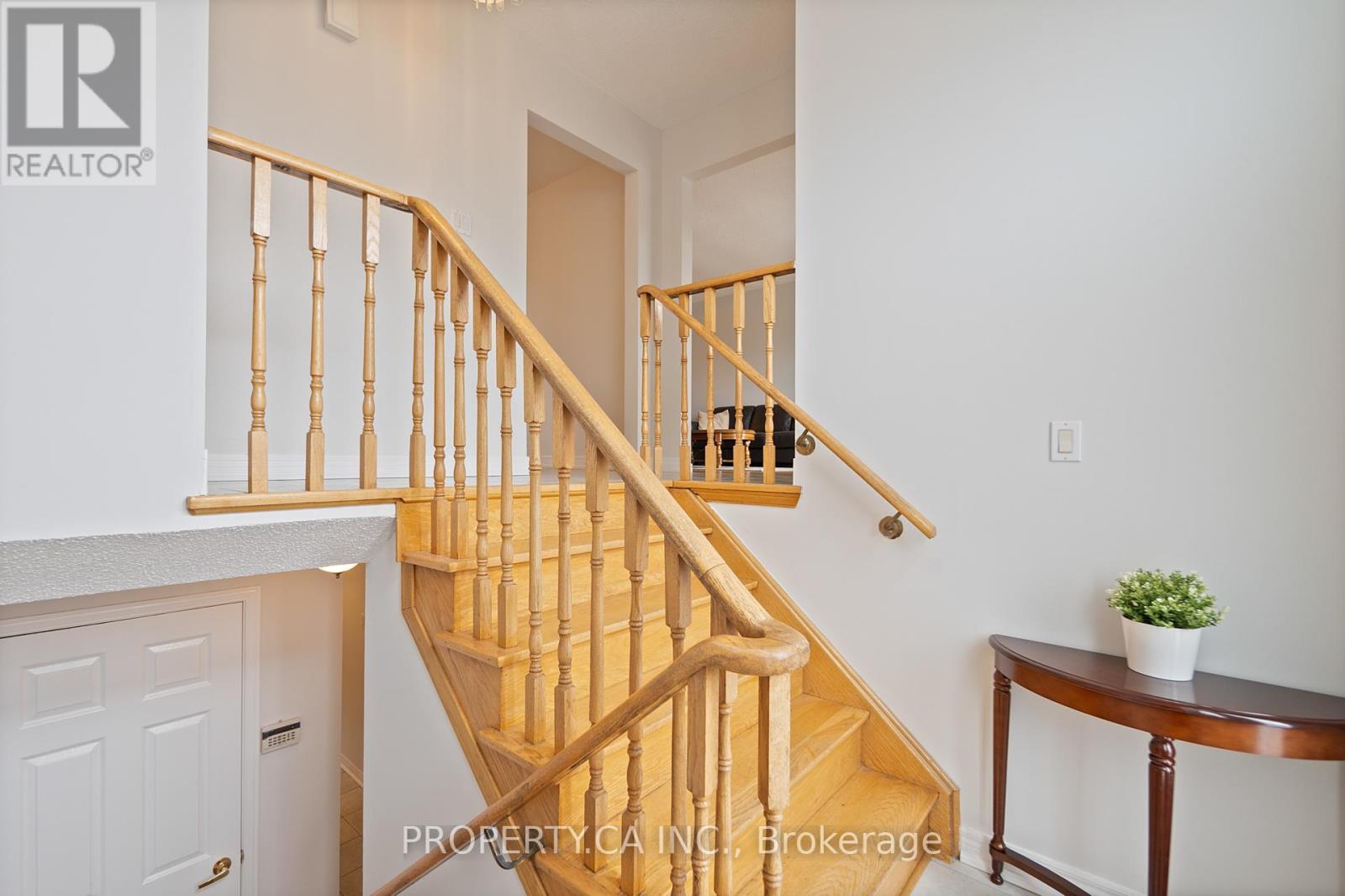 28 Clubhouse Court, Toronto, Ontario  M3L 2K5 - Photo 4 - W12505480