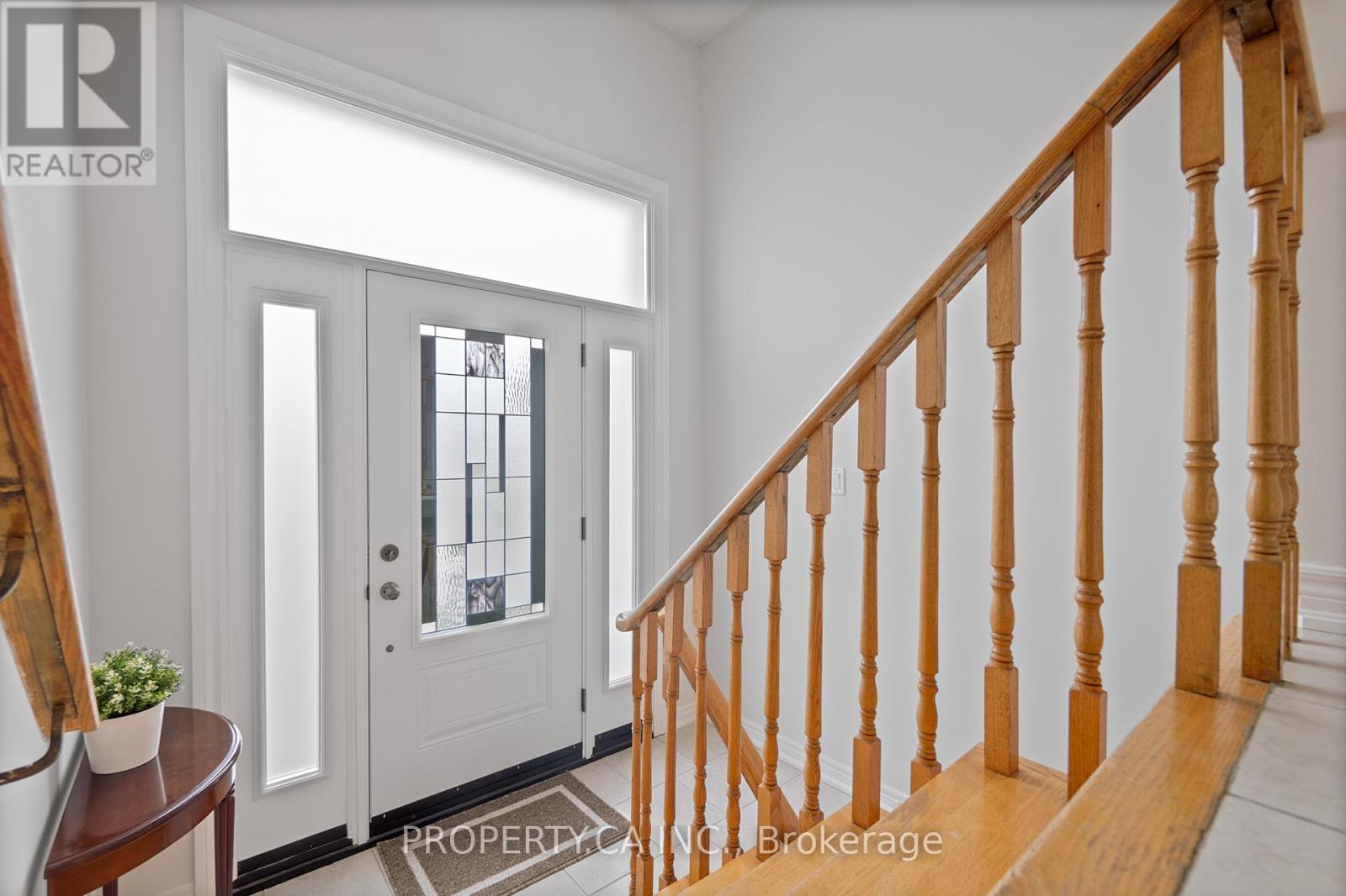 28 Clubhouse Court, Toronto, Ontario  M3L 2K5 - Photo 5 - W12505480