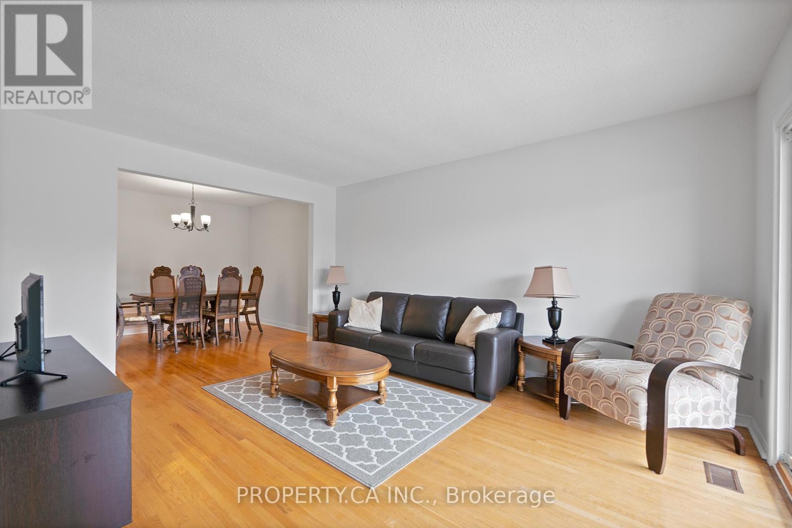28 Clubhouse Court, Toronto, Ontario  M3L 2K5 - Photo 7 - W12505480