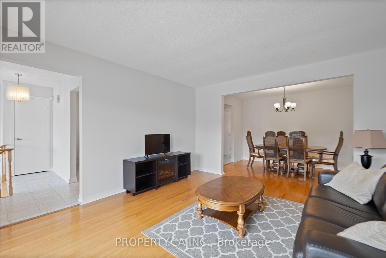 28 Clubhouse Court, Toronto, Ontario  M3L 2K5 - Photo 8 - W12505480