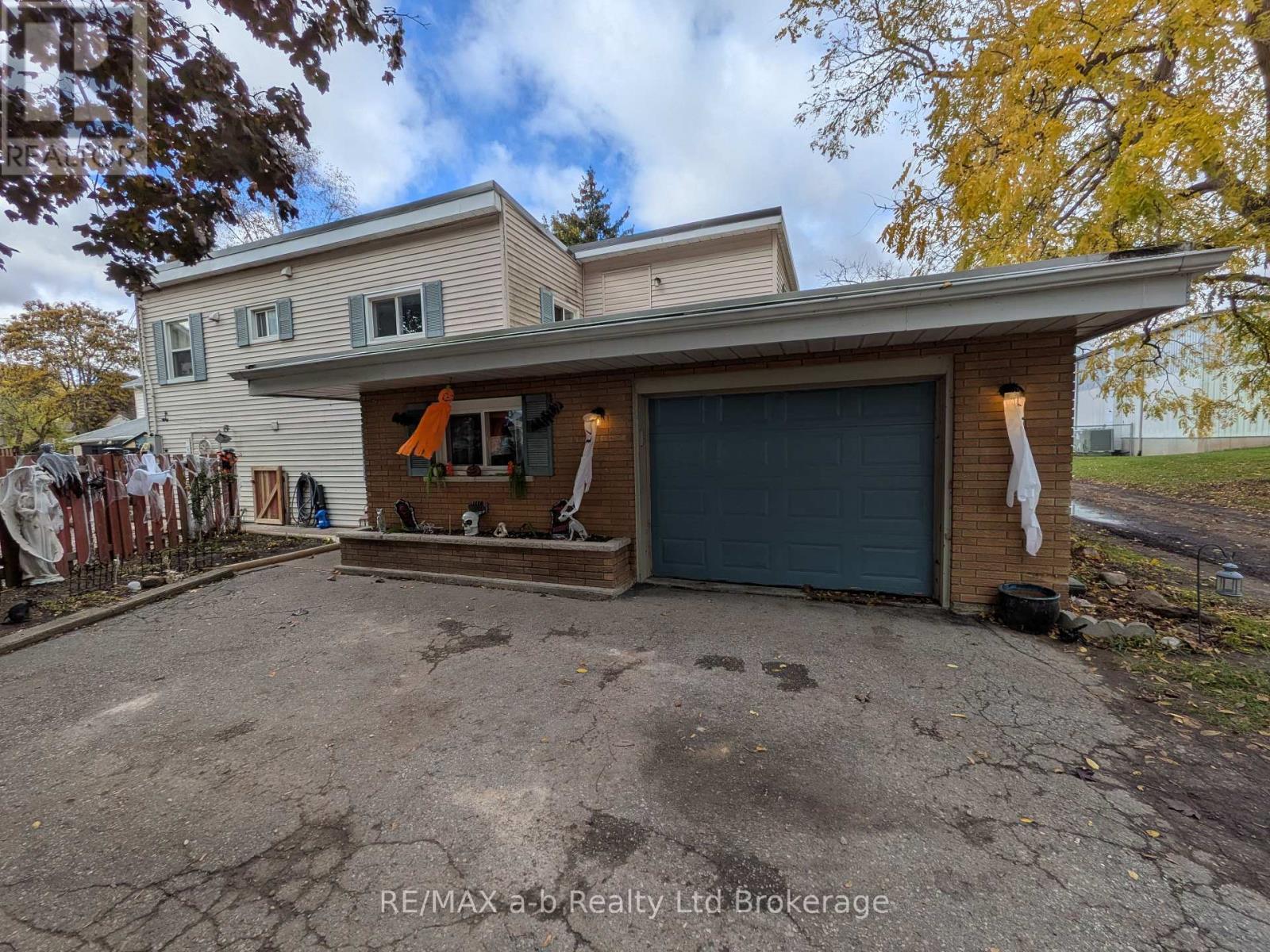 52 Earle Street, Tillsonburg, Ontario  N4G 2M4 - Photo 14 - X12505582