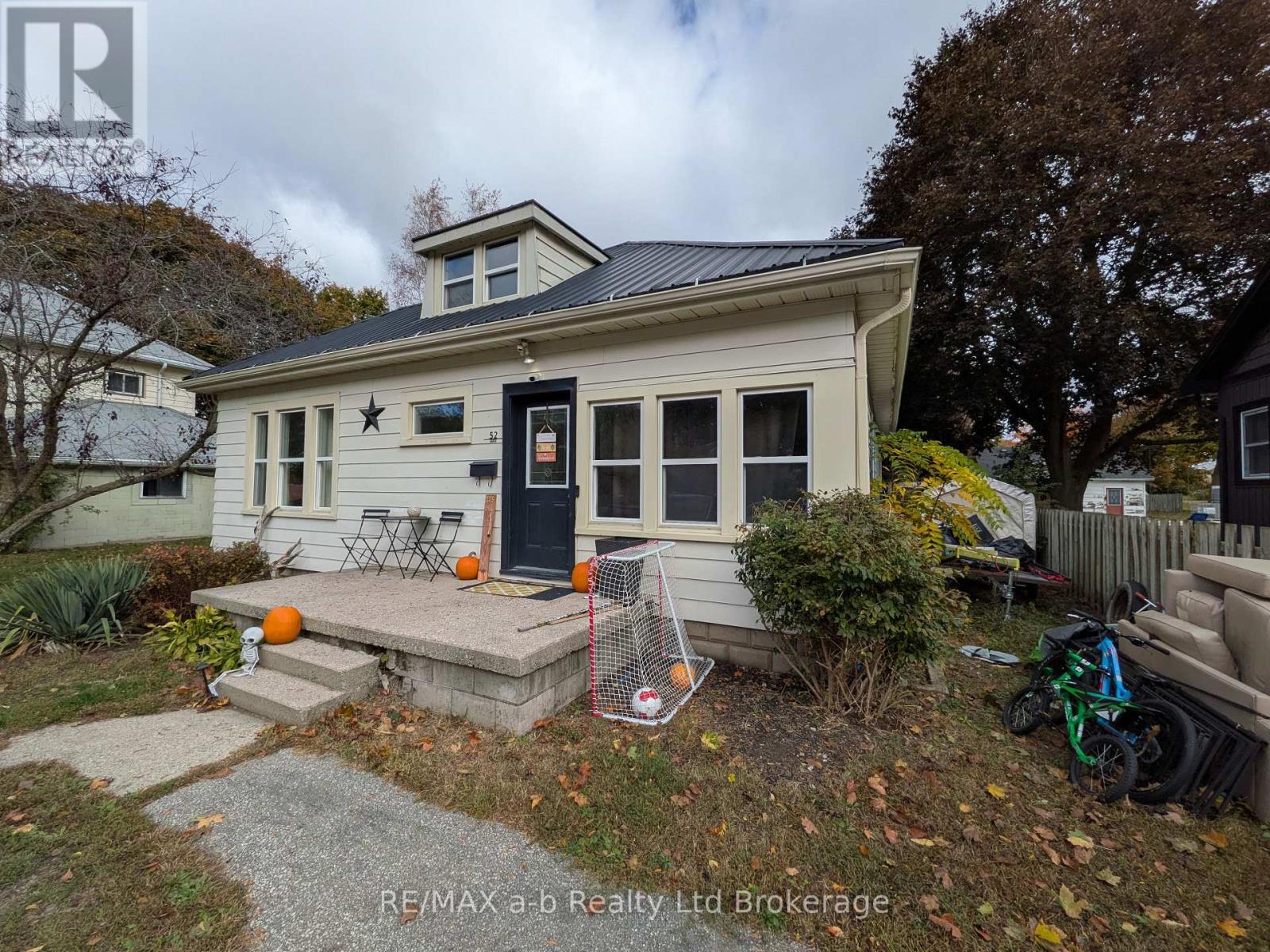 52 Earle Street, Tillsonburg, Ontario  N4G 2M4 - Photo 2 - X12505582