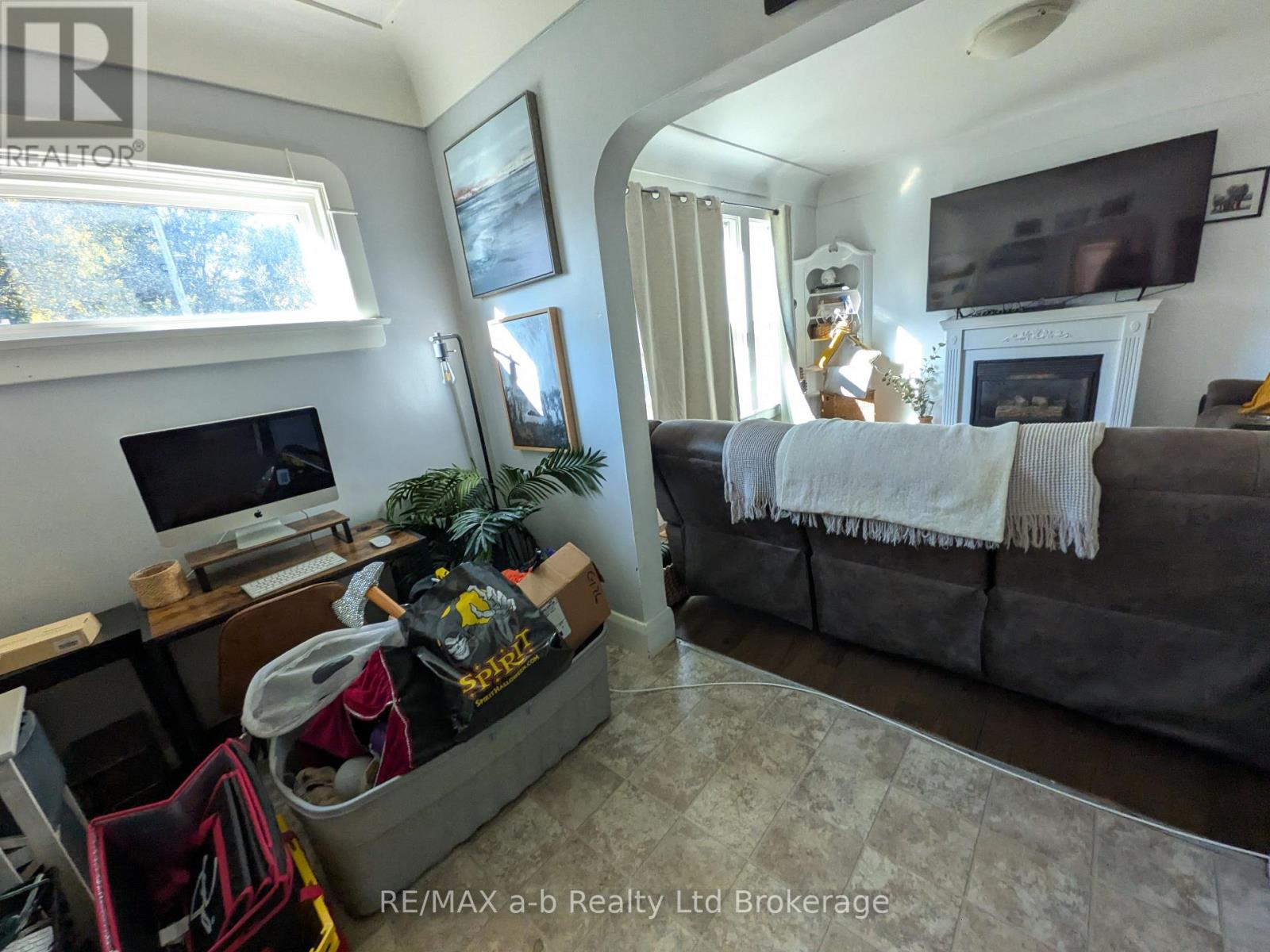 52 Earle Street, Tillsonburg, Ontario  N4G 2M4 - Photo 3 - X12505582