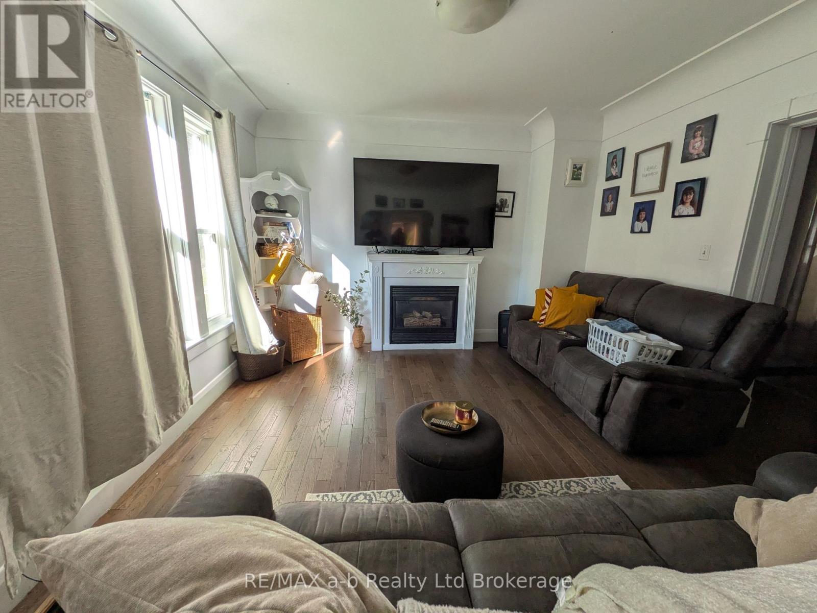 52 Earle Street, Tillsonburg, Ontario  N4G 2M4 - Photo 4 - X12505582