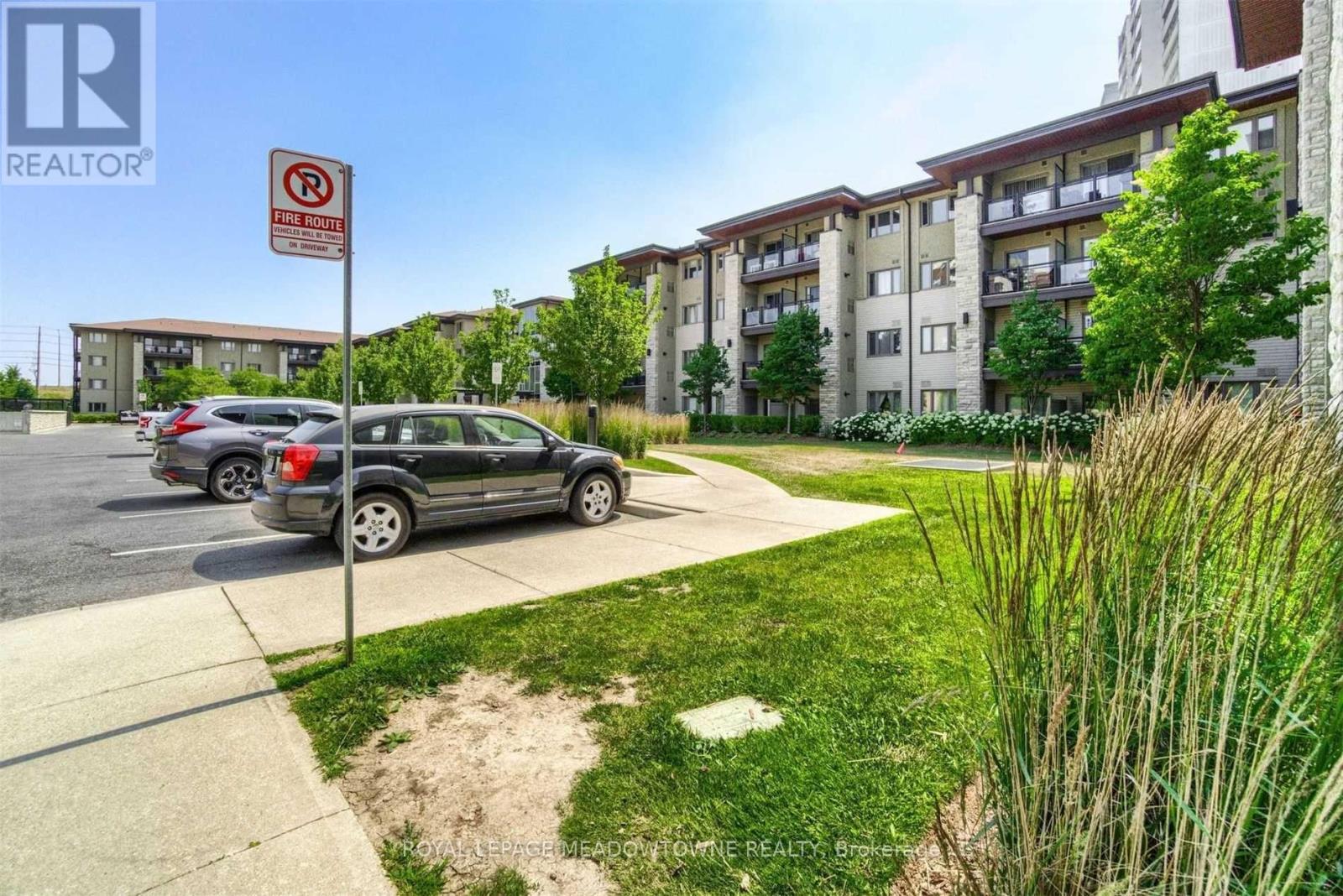324 - 570 Lolita Gardens, Mississauga, Ontario  L5A 0A1 - Photo 3 - W12505498