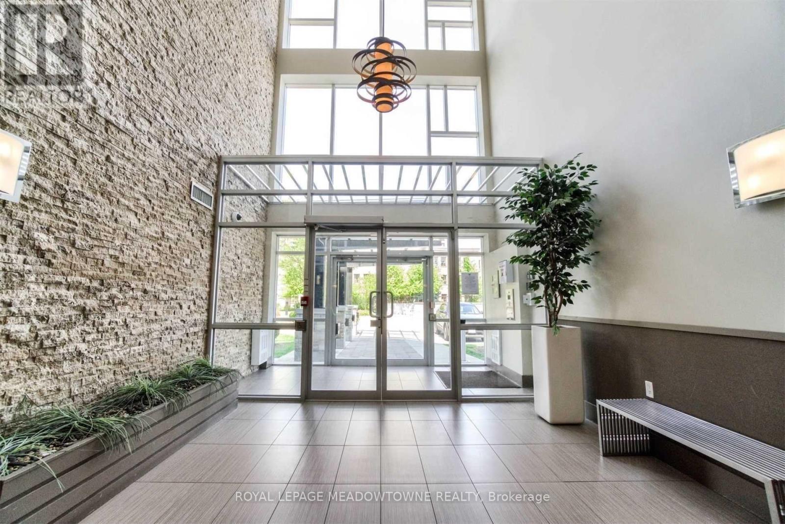 324 - 570 Lolita Gardens, Mississauga, Ontario  L5A 0A1 - Photo 5 - W12505498