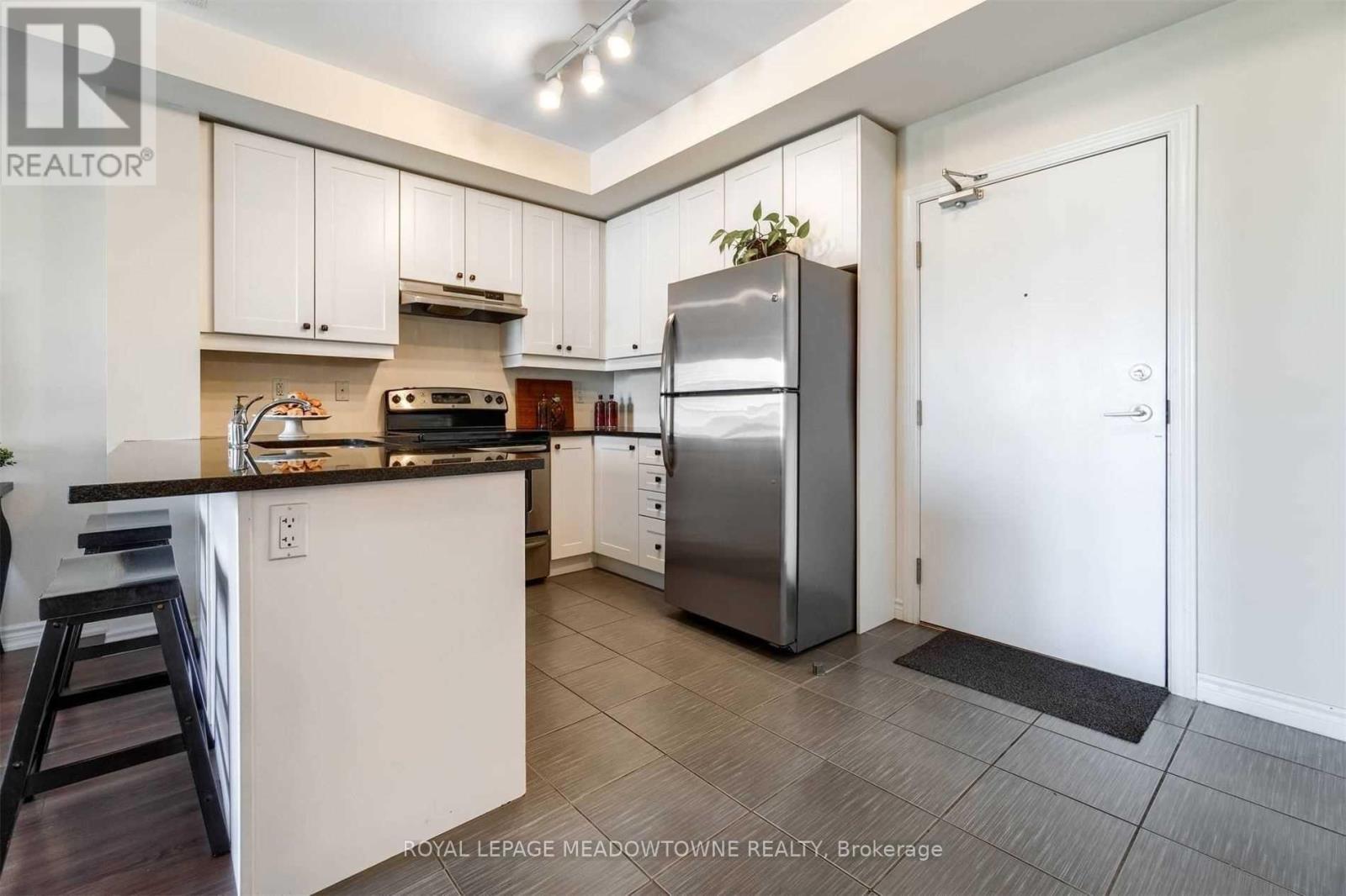 324 - 570 Lolita Gardens, Mississauga, Ontario  L5A 0A1 - Photo 8 - W12505498