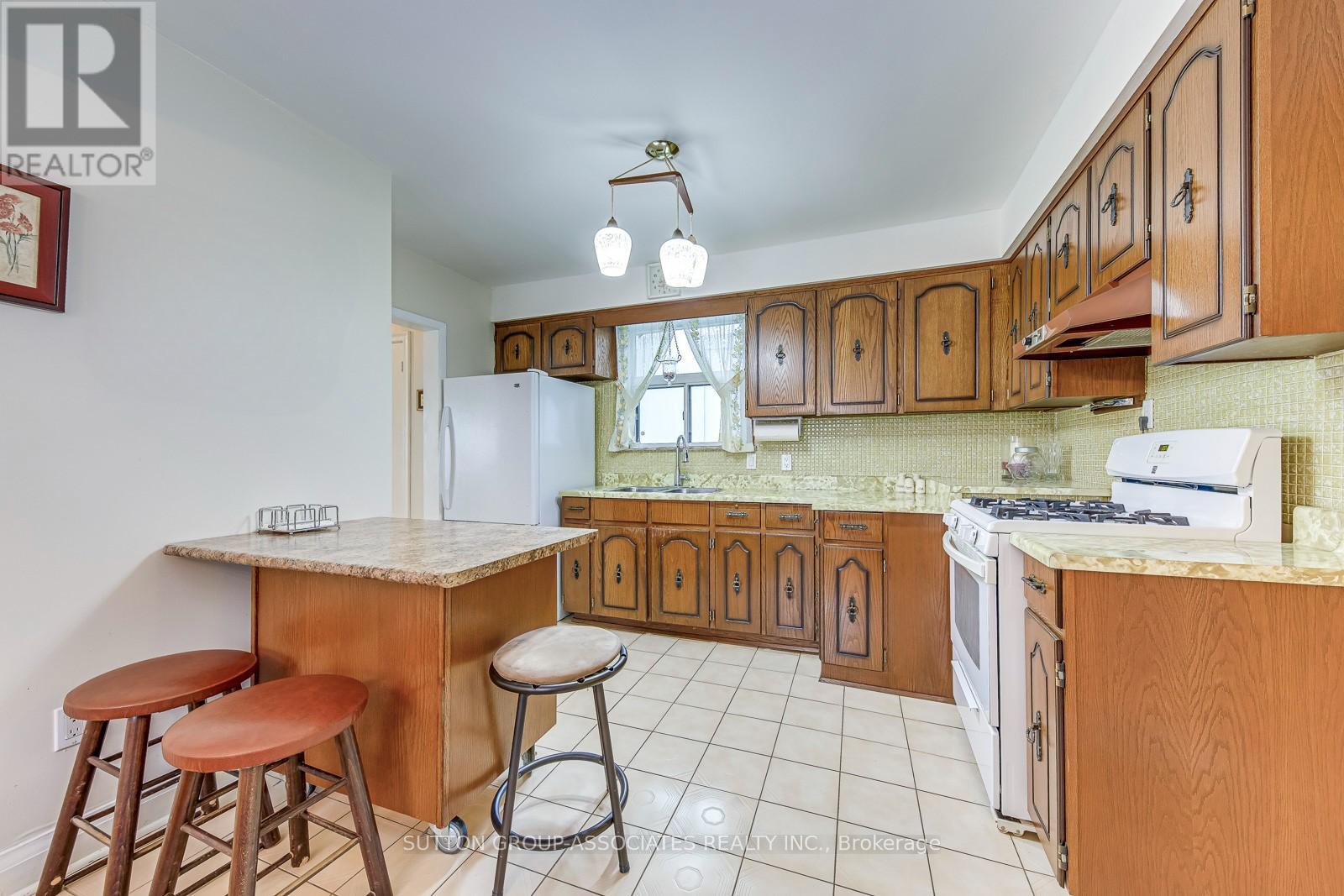 136 Anthony Road, Toronto, Ontario  M3K 1B6 - Photo 5 - W12505506