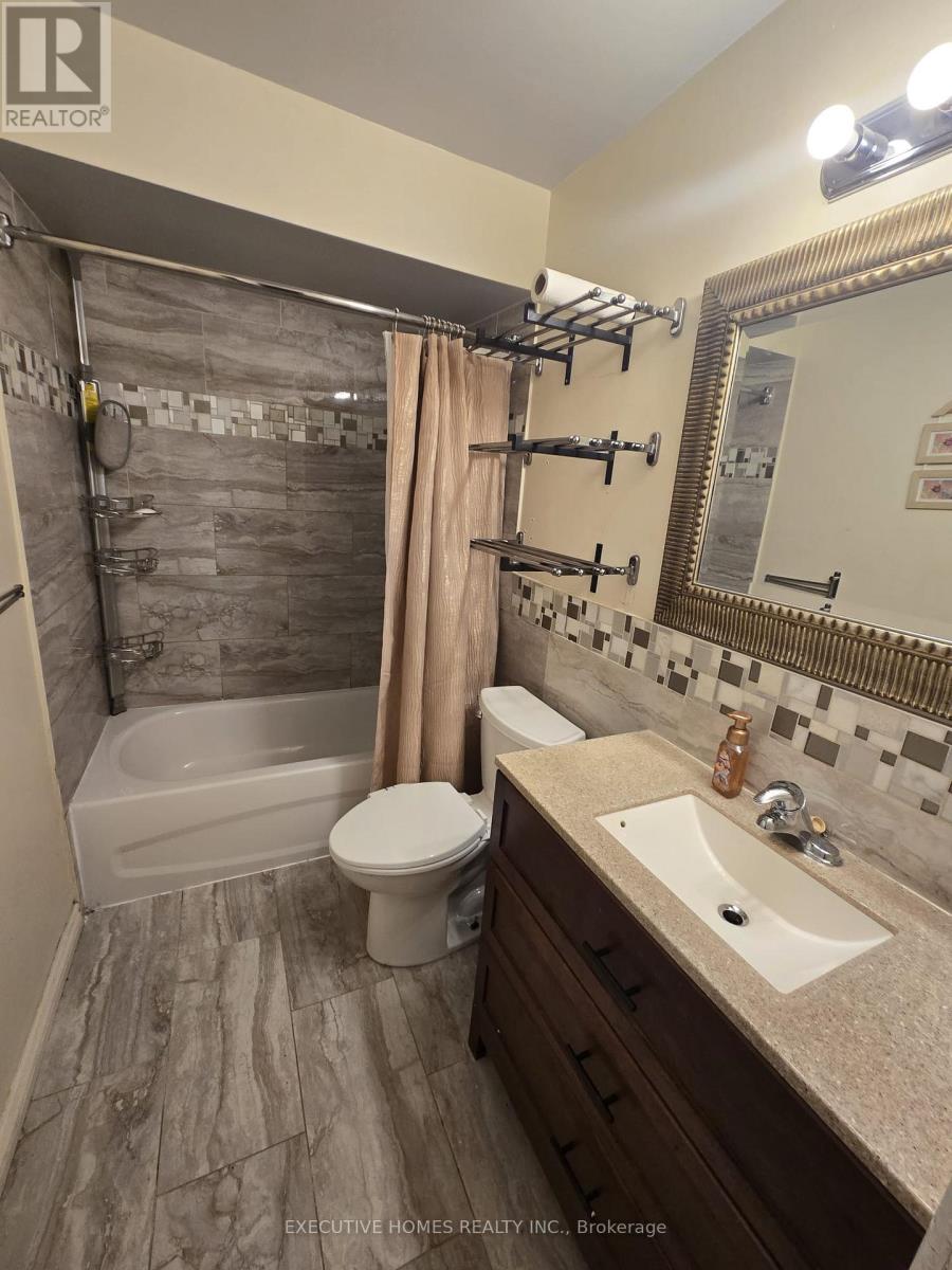 61 Collins Crescent, Brampton, Ontario  L6V 3N1 - Photo 17 - W12505526