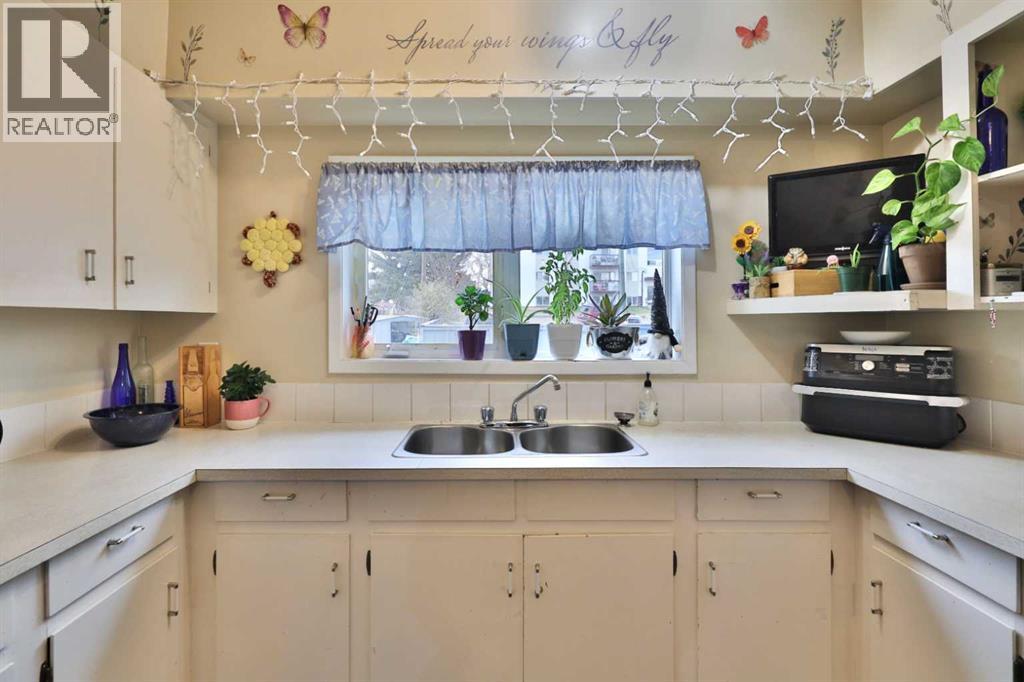 5611 53 Avenue, Camrose, Alberta  T4V 4P7 - Photo 9 - A2266378