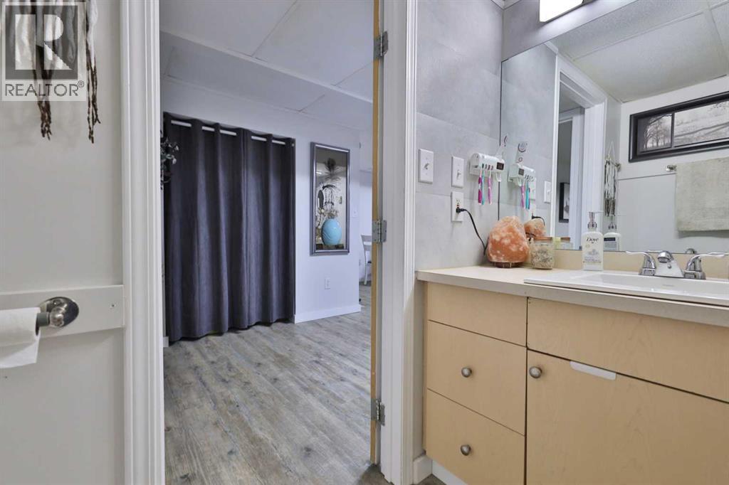 5611 53 Avenue, Camrose, Alberta  T4V 4P7 - Photo 32 - A2266378