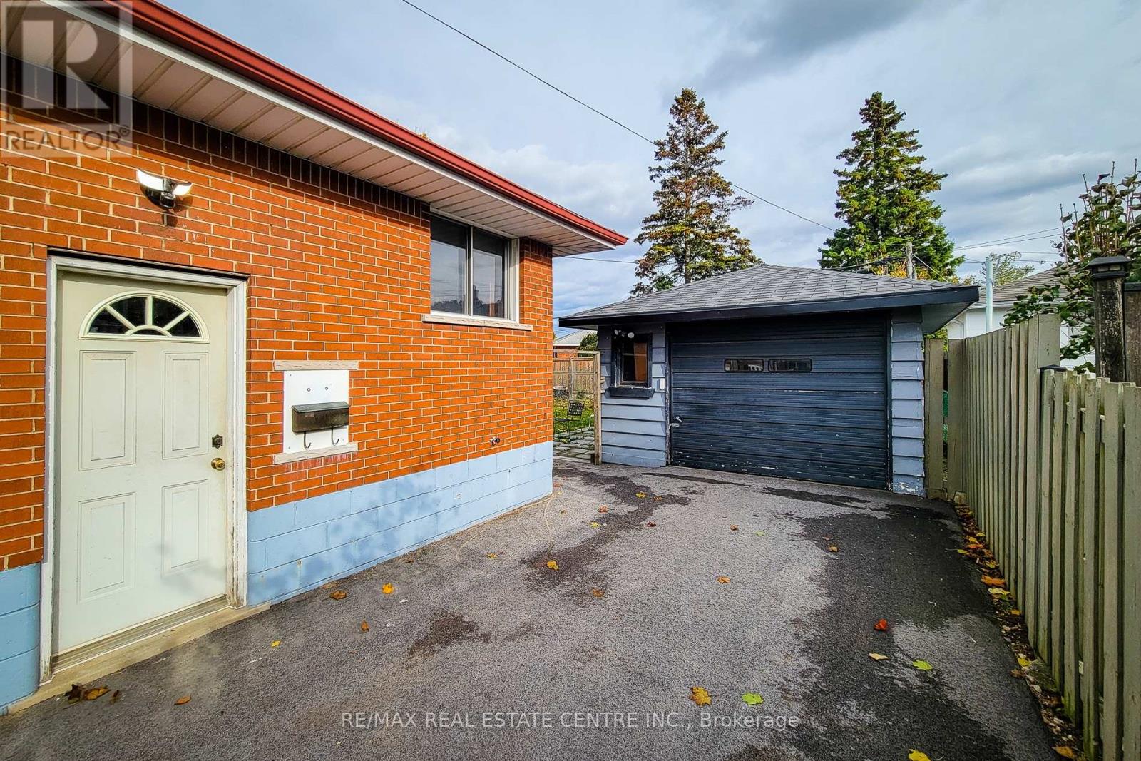 103 East 45th Street, Hamilton, Ontario  L8T 3J9 - Photo 5 - X12505524