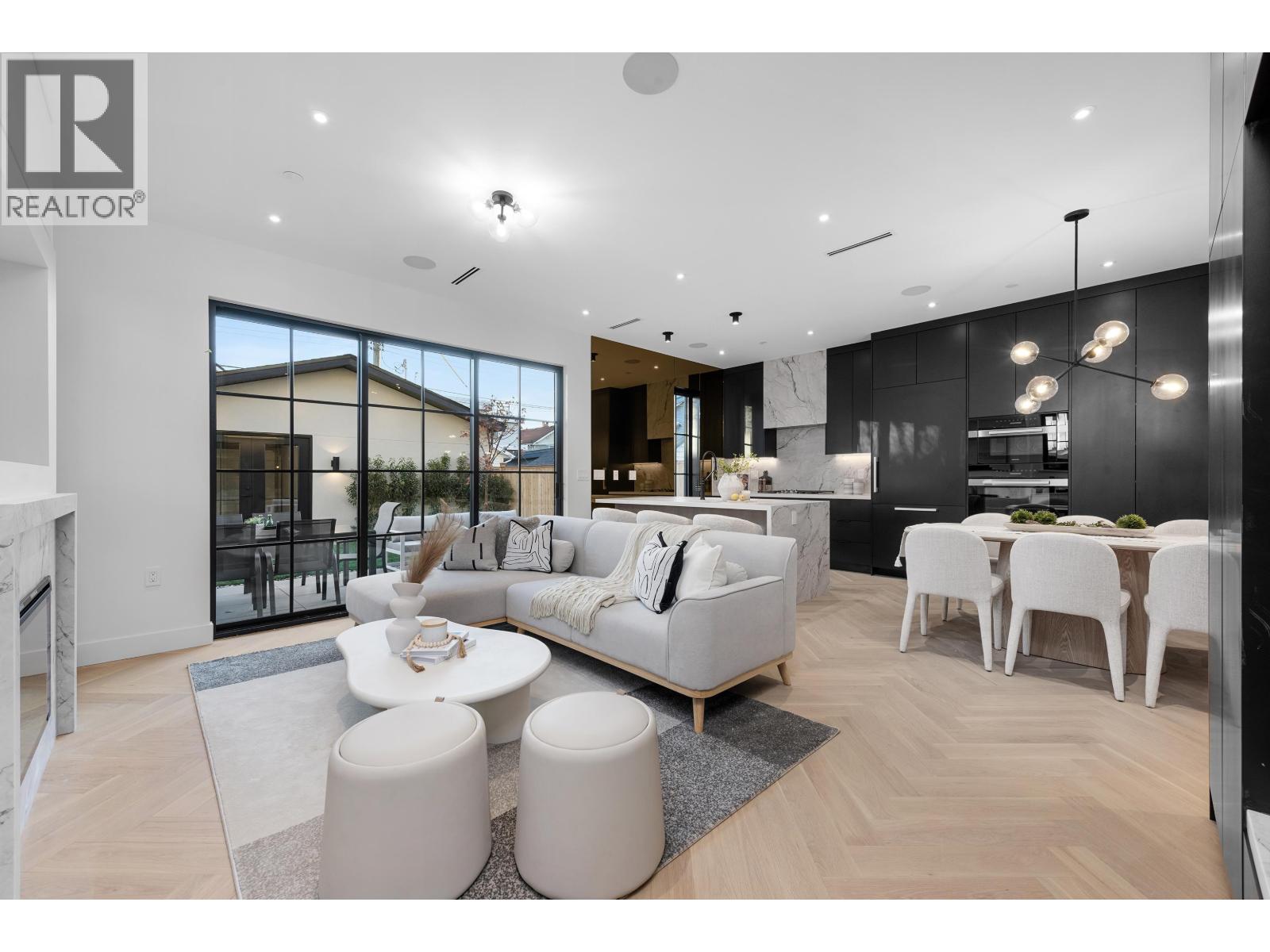 2 240 E 37TH AVENUE, Vancouver, British Columbia