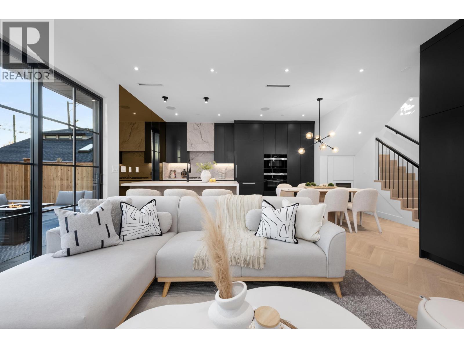 2 240 E 37th Avenue, Vancouver, British Columbia  V5W 1E6 - Photo 2 - R3064329