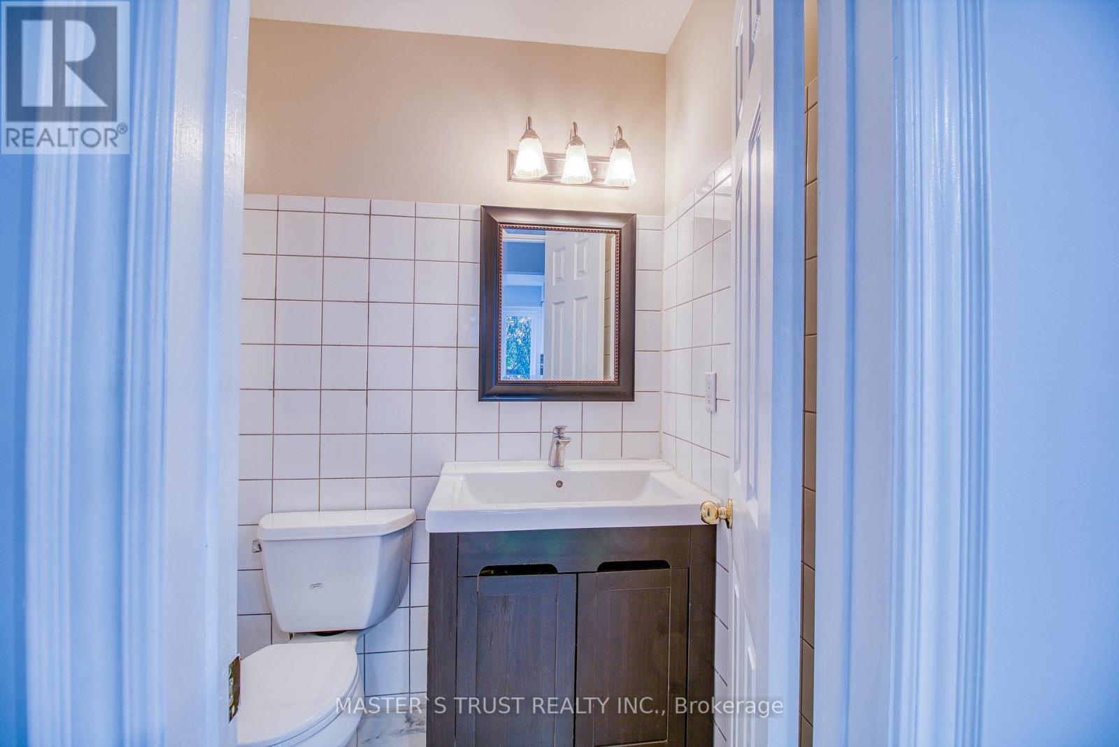 20 Valhalla Court, Aurora, Ontario  L4G 5W3 - Photo 10 - N12505604