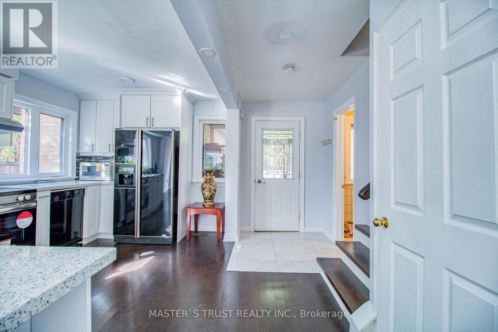 20 Valhalla Court, Aurora, Ontario  L4G 5W3 - Photo 3 - N12505604