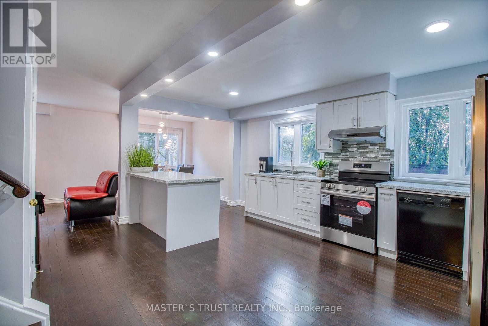 20 Valhalla Court, Aurora, Ontario  L4G 5W3 - Photo 4 - N12505604