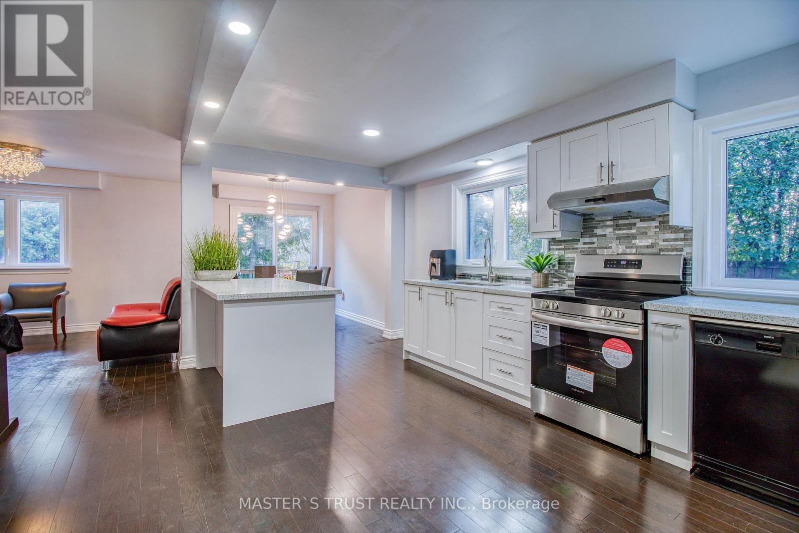 20 Valhalla Court, Aurora, Ontario  L4G 5W3 - Photo 6 - N12505604