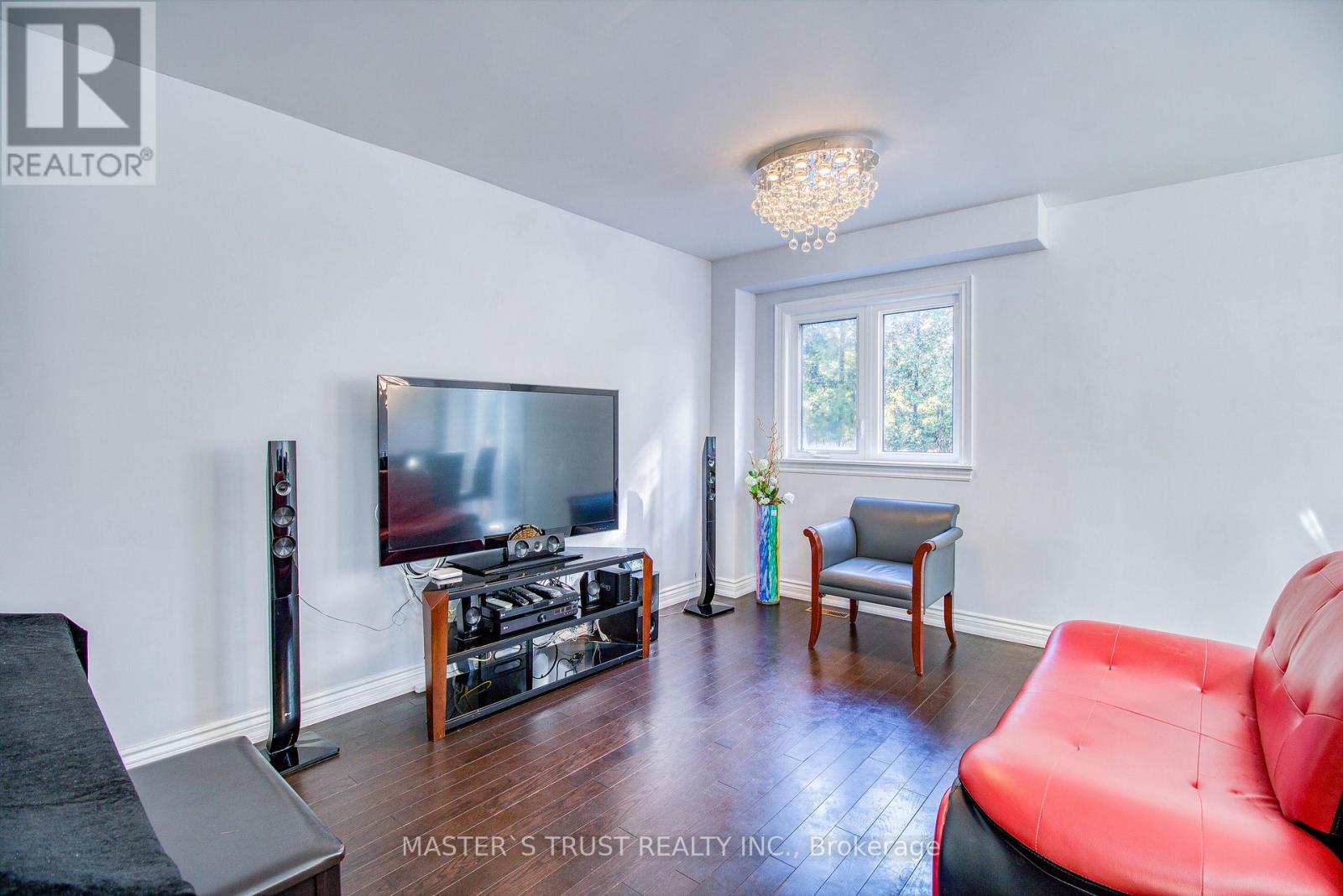 20 Valhalla Court, Aurora, Ontario  L4G 5W3 - Photo 8 - N12505604