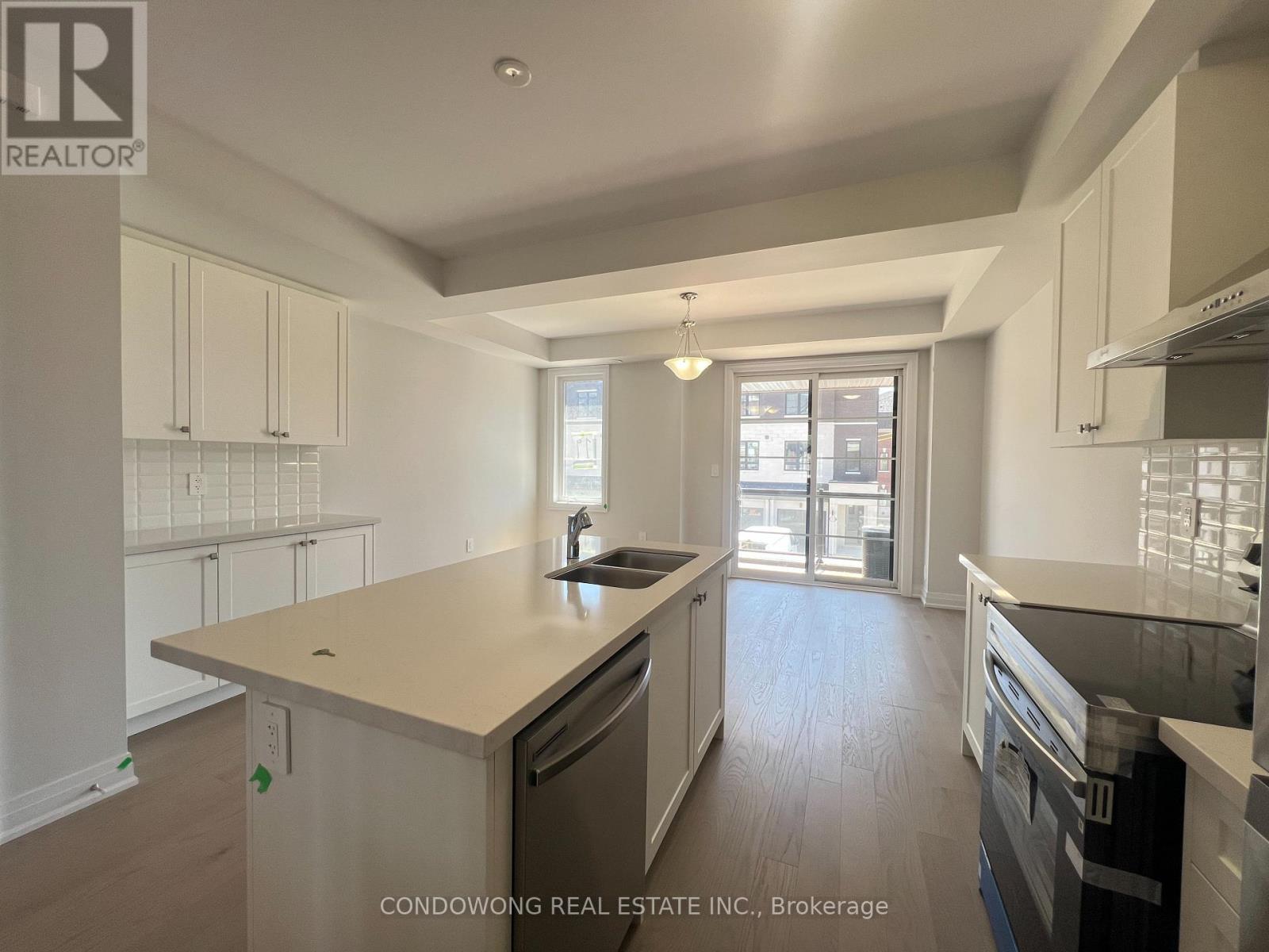 5951 Saigon Street, Mississauga, Ontario  L5V 0E9 - Photo 2 - W12505608