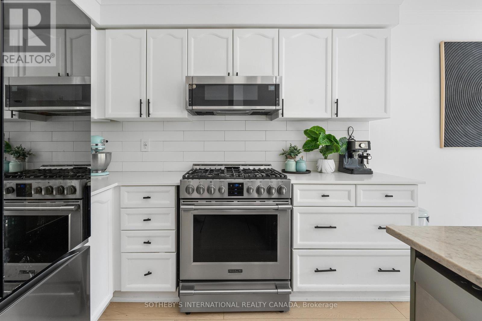 2182 Meadowglen Drive, Oakville, Ontario  L6M 4C9 - Photo 11 - W12505614