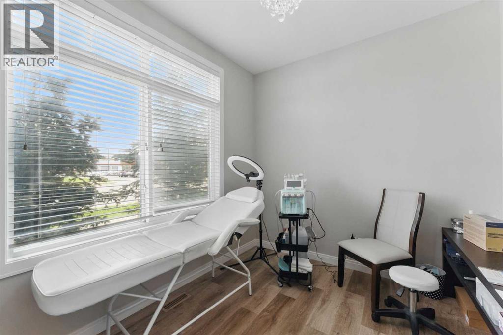 815 85 Street Sw, Calgary, Alberta  T3H 1W7 - Photo 5 - A2268379