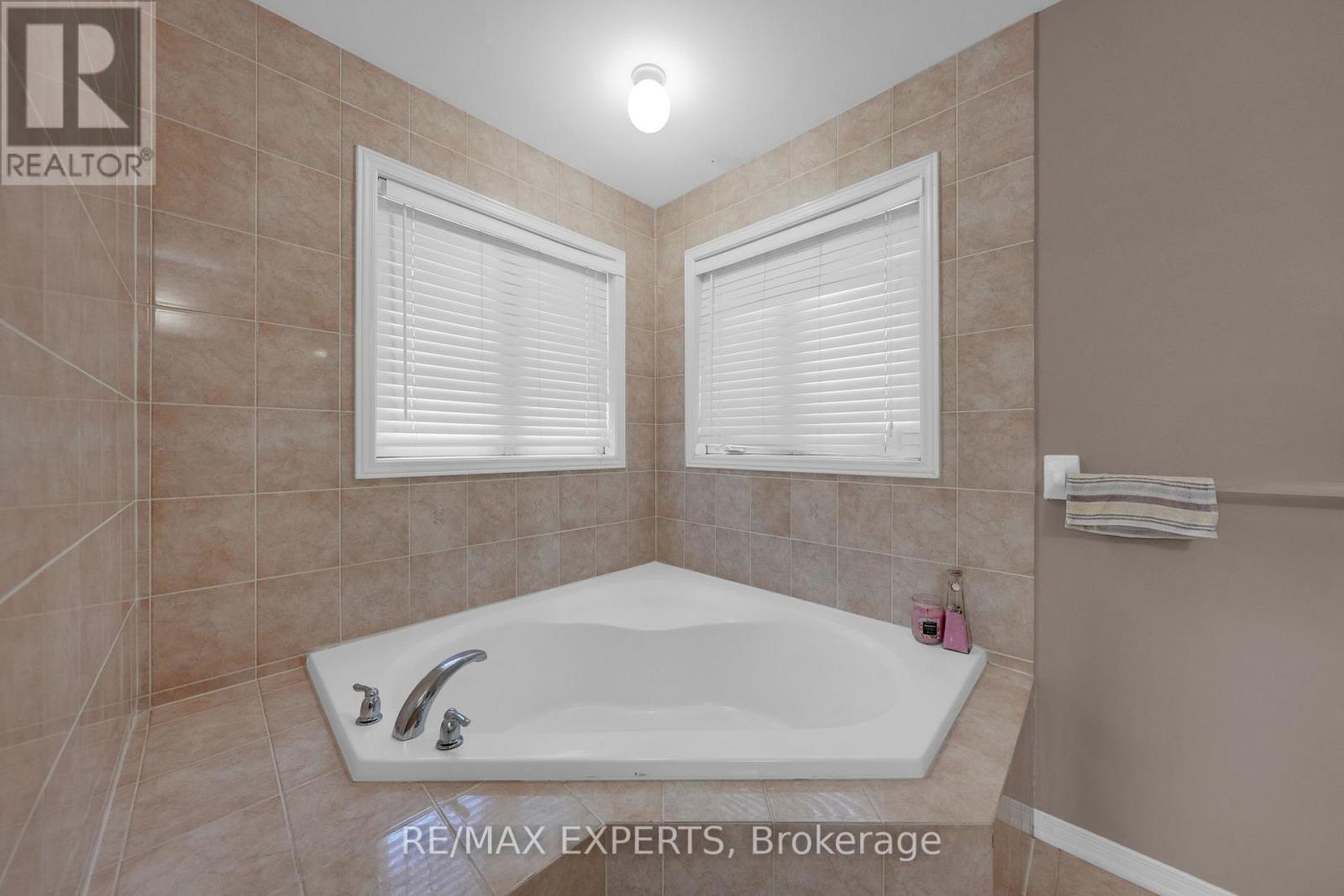 261 Mountainash Road, Brampton, Ontario  L6R 3M3 - Photo 32 - W12505638