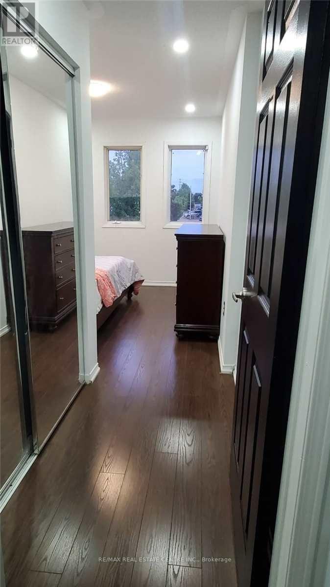 3383 Wild Cherry Lane, Mississauga, Ontario  L5N 7N7 - Photo 5 - W12505672