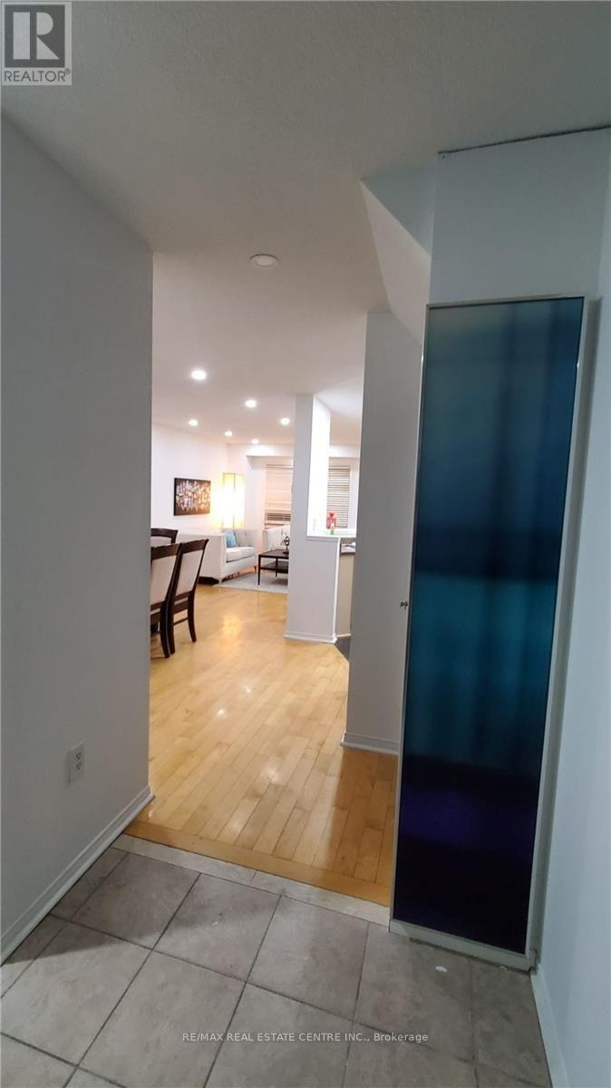 3383 Wild Cherry Lane, Mississauga, Ontario  L5N 7N7 - Photo 9 - W12505672