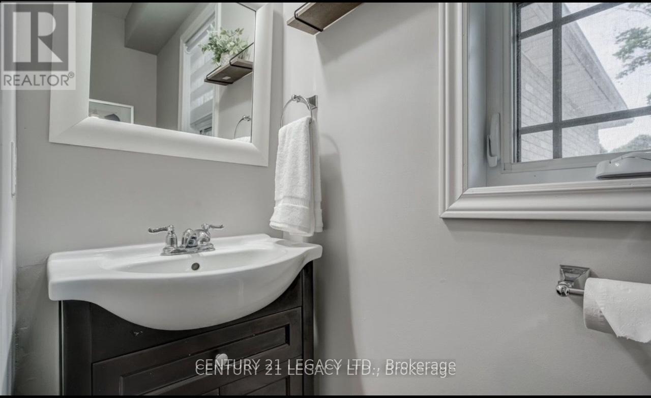 Upper - 339 Lewis Drive W, Orangeville, Ontario  L9W 4P8 - Photo 8 - W12505688