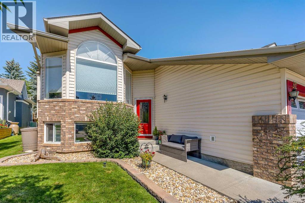 812 Diamond Court Se, Calgary, Alberta  T2J 7E2 - Photo 3 - A2247887