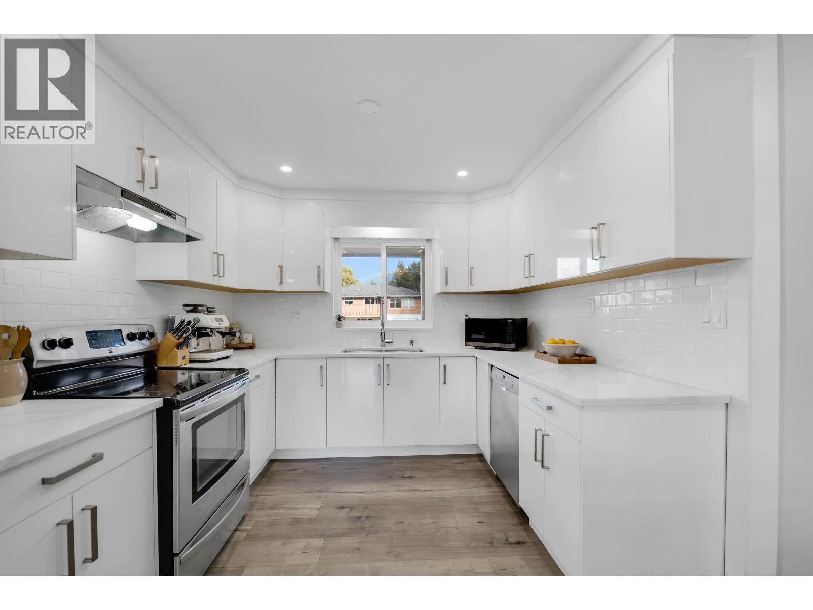 2026 Garibaldi Way, Squamish, British Columbia  V0N 1T0 - Photo 4 - R3063755