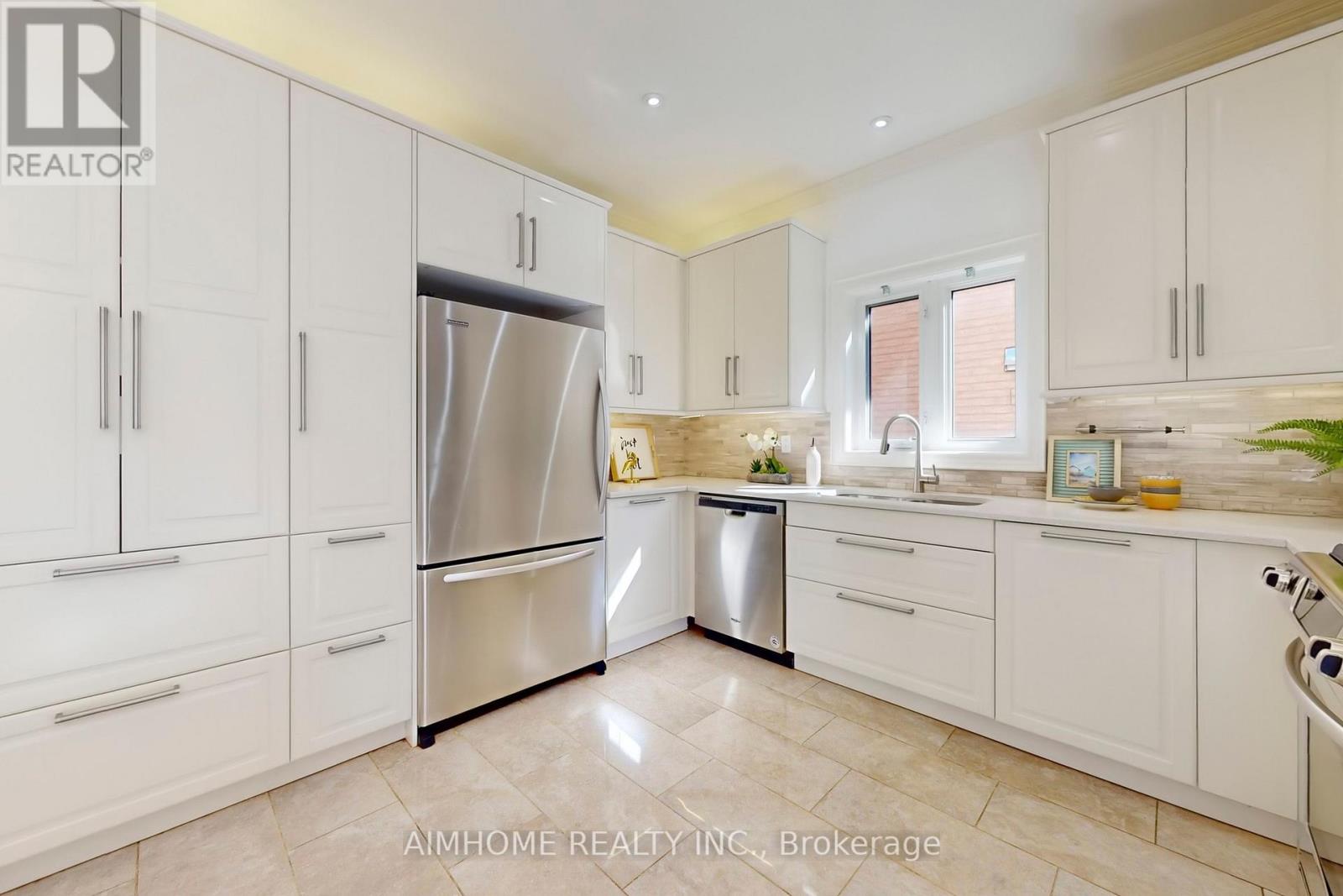 812 Foxcroft Boulevard, Newmarket, Ontario  L3X 1M8 - Photo 7 - N12505820