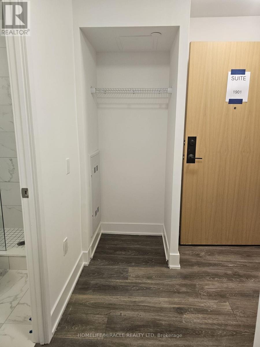 1901 - 202 Burnhamthorpe Road, Mississauga, Ontario  L5A 0B2 - Photo 2 - W12505814