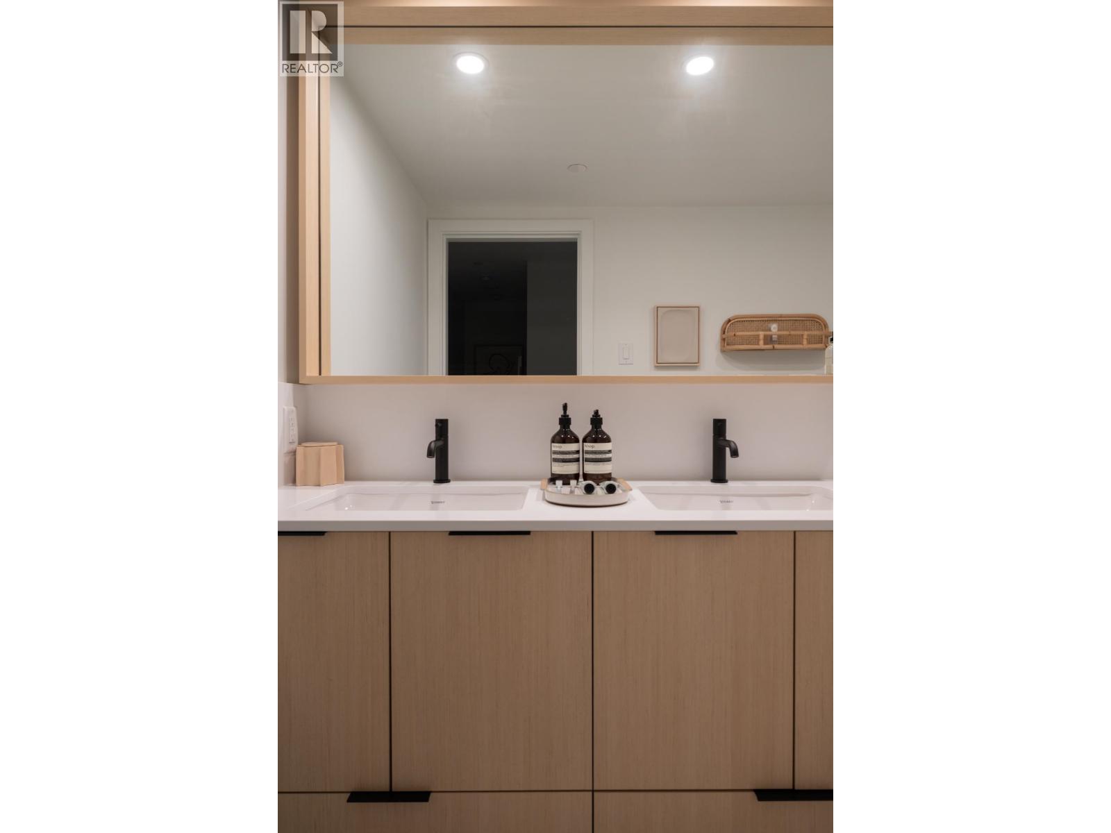 216 2045 Heritage Park Lane, North Vancouver, British Columbia  V7H 0E3 - Photo 18 - R3064404