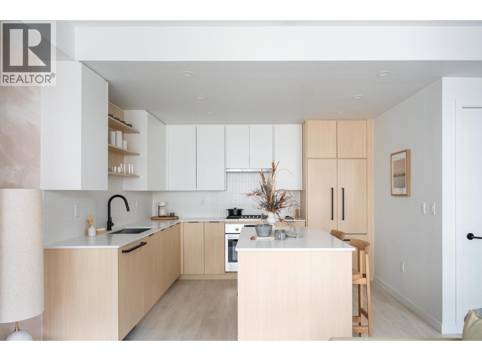 216 2045 Heritage Park Lane, North Vancouver, British Columbia  V7H 0E3 - Photo 2 - R3064404