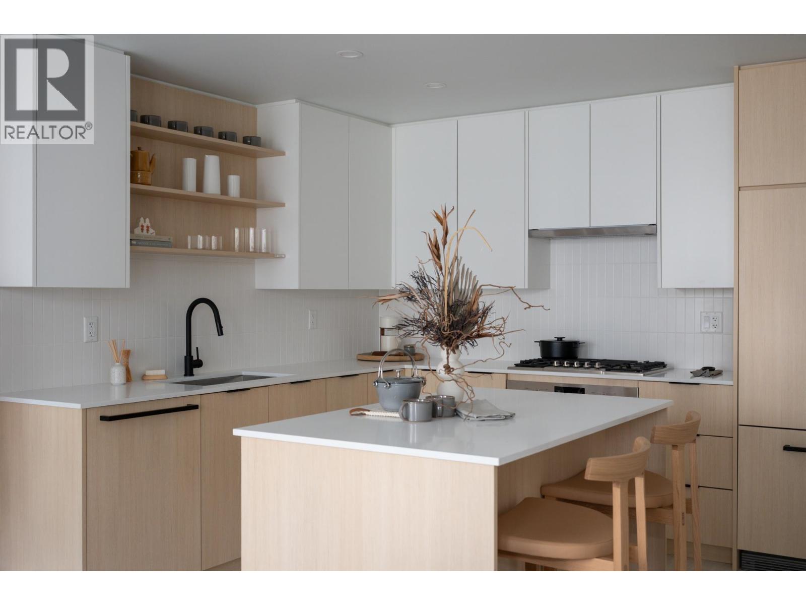 216 2045 Heritage Park Lane, North Vancouver, British Columbia  V7H 0E3 - Photo 4 - R3064404