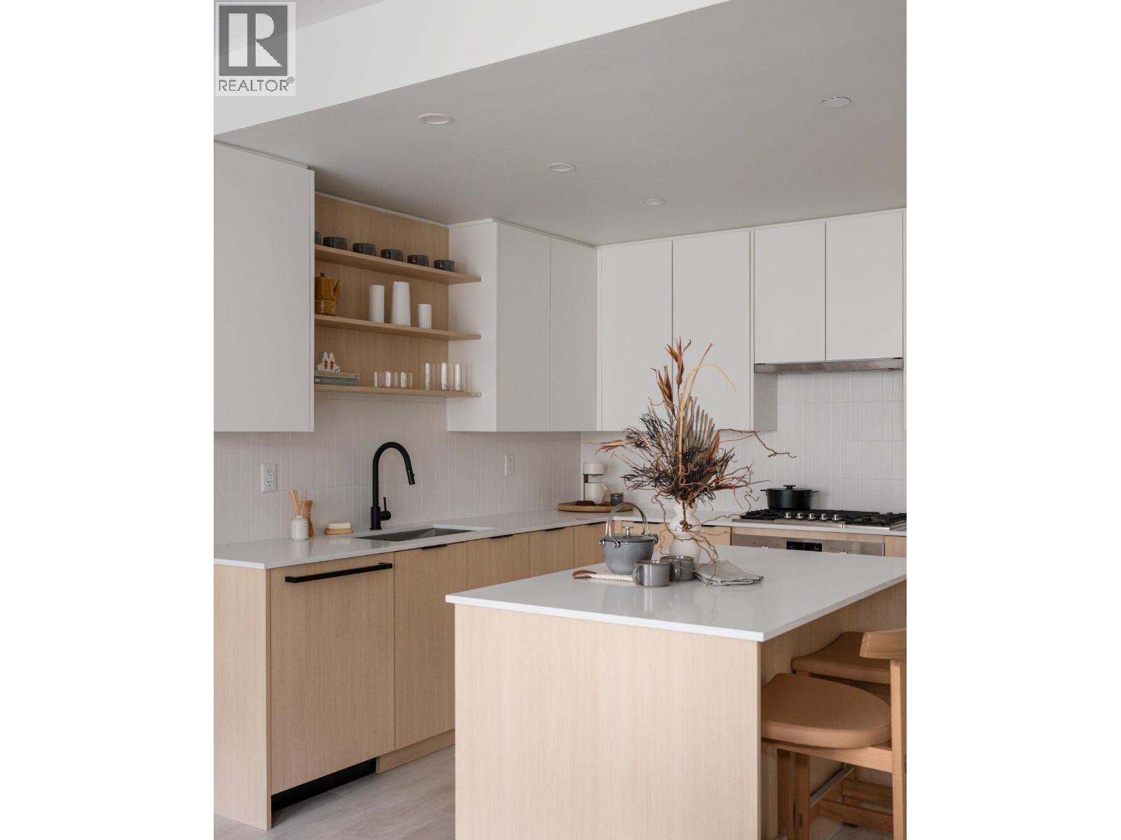 216 2045 Heritage Park Lane, North Vancouver, British Columbia  V7H 0E3 - Photo 5 - R3064404