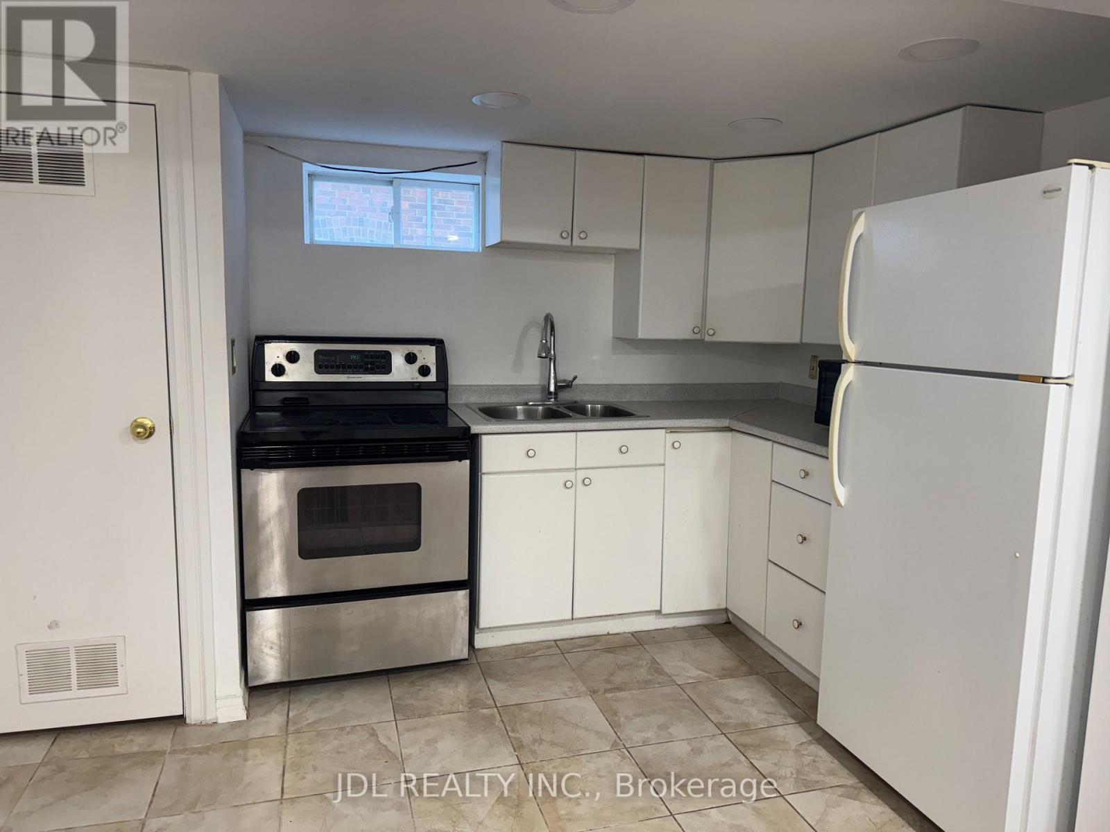 <div class="slider-price">$1,600 Monthly</div><p>Bsmt - 47 Anndale Drive, Toronto, Ontario</p>