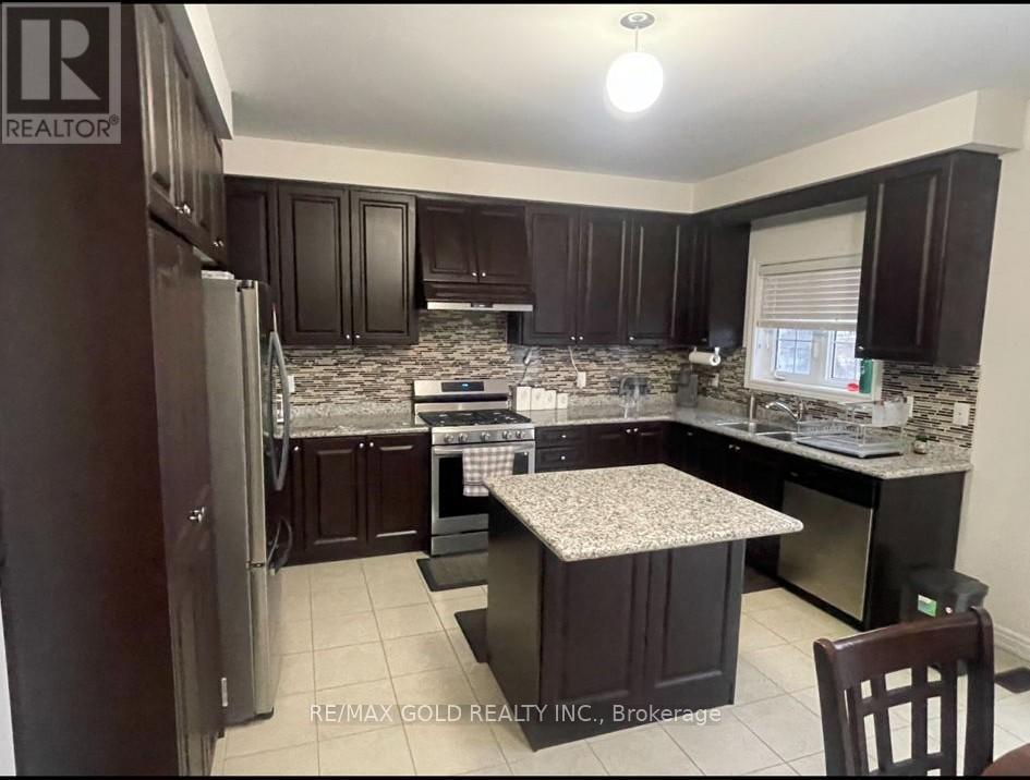 24 Lloyd Crescent, Brampton, Ontario  L6Y 0G8 - Photo 2 - W12503228