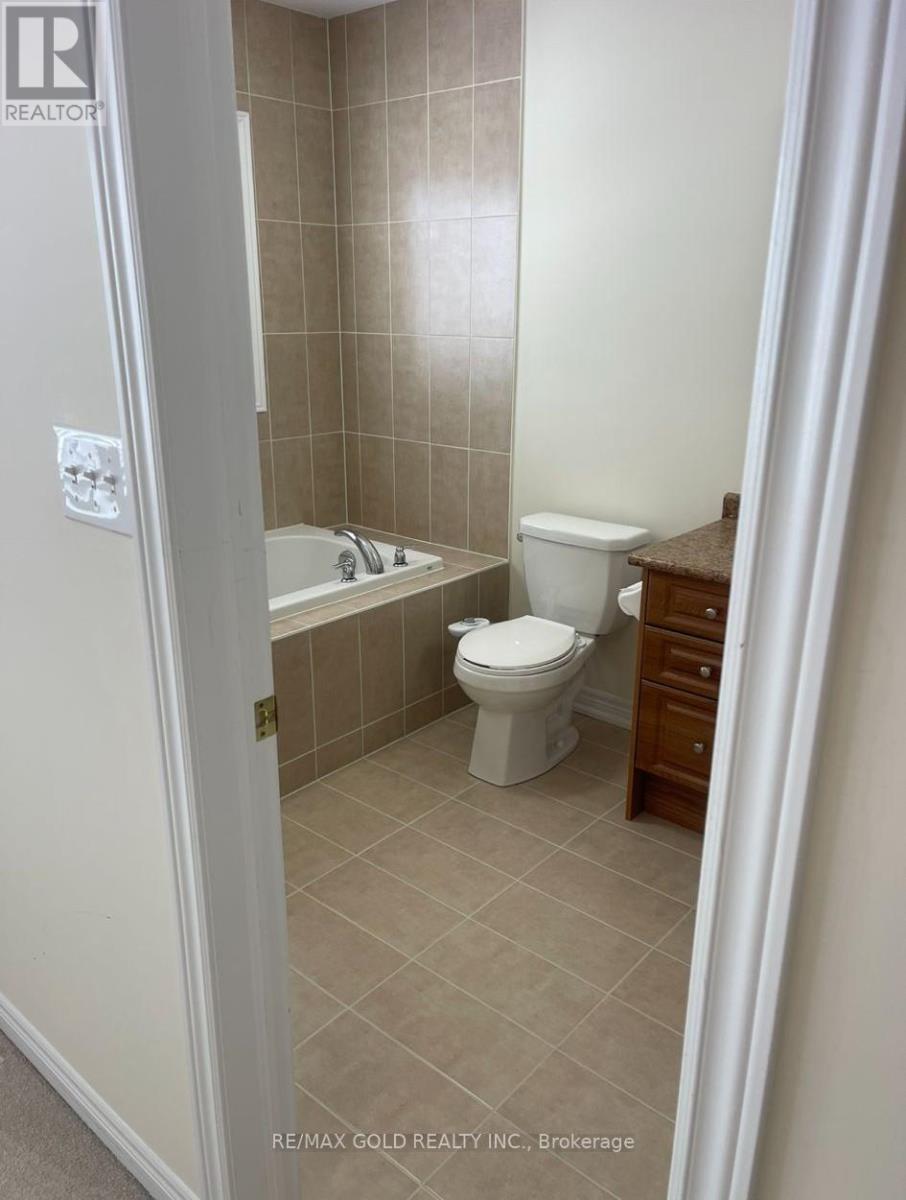 24 Lloyd Crescent, Brampton, Ontario  L6Y 0G8 - Photo 10 - W12503228