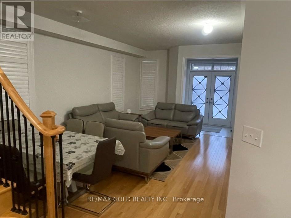 24 Lloyd Crescent, Brampton, Ontario  L6Y 0G8 - Photo 3 - W12503228