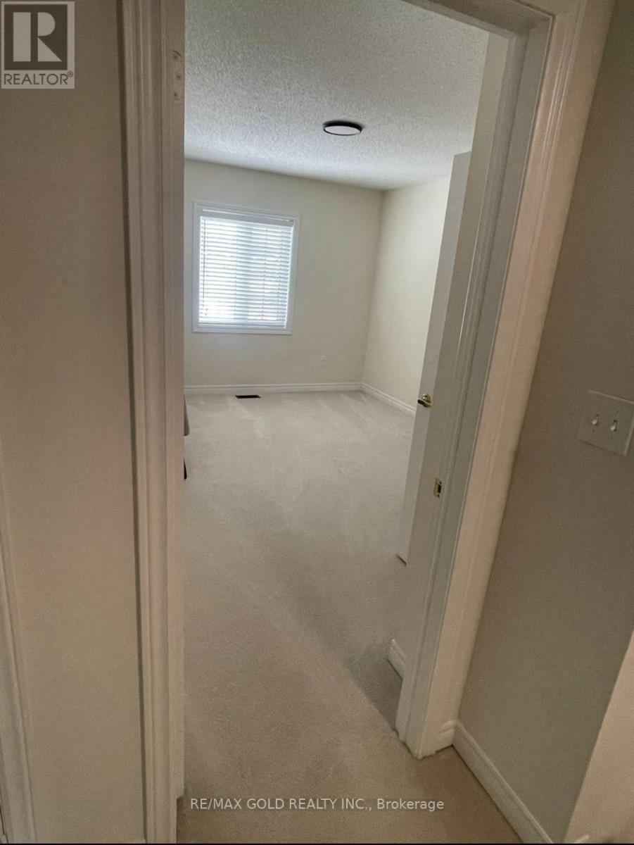 24 Lloyd Crescent, Brampton, Ontario  L6Y 0G8 - Photo 9 - W12503228