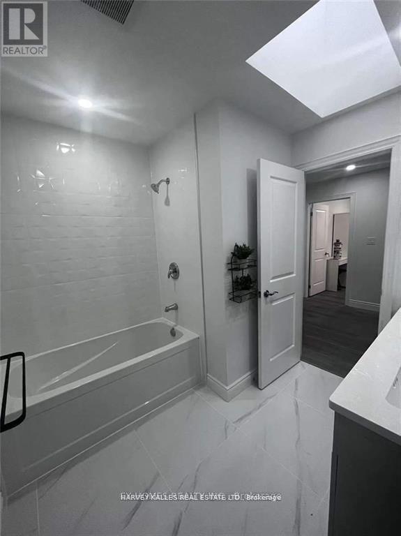 Rear - 59 Hemingway Crescent, Markham, Ontario  L3R 2S4 - Photo 10 - N12505854