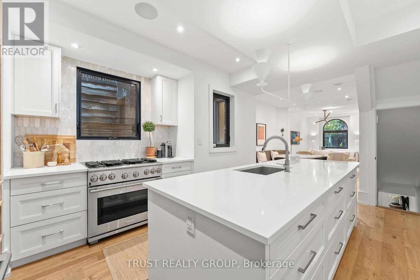 106 Pearson Avenue, Toronto, Ontario  M6R 1G5 - Photo 14 - W12505848