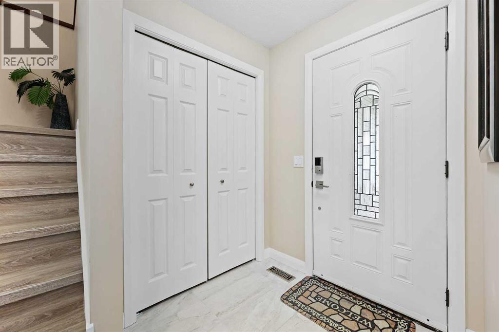 100 Hawkfield Crescent Nw, Calgary, Alberta  T3G 1Z5 - Photo 5 - A2268576