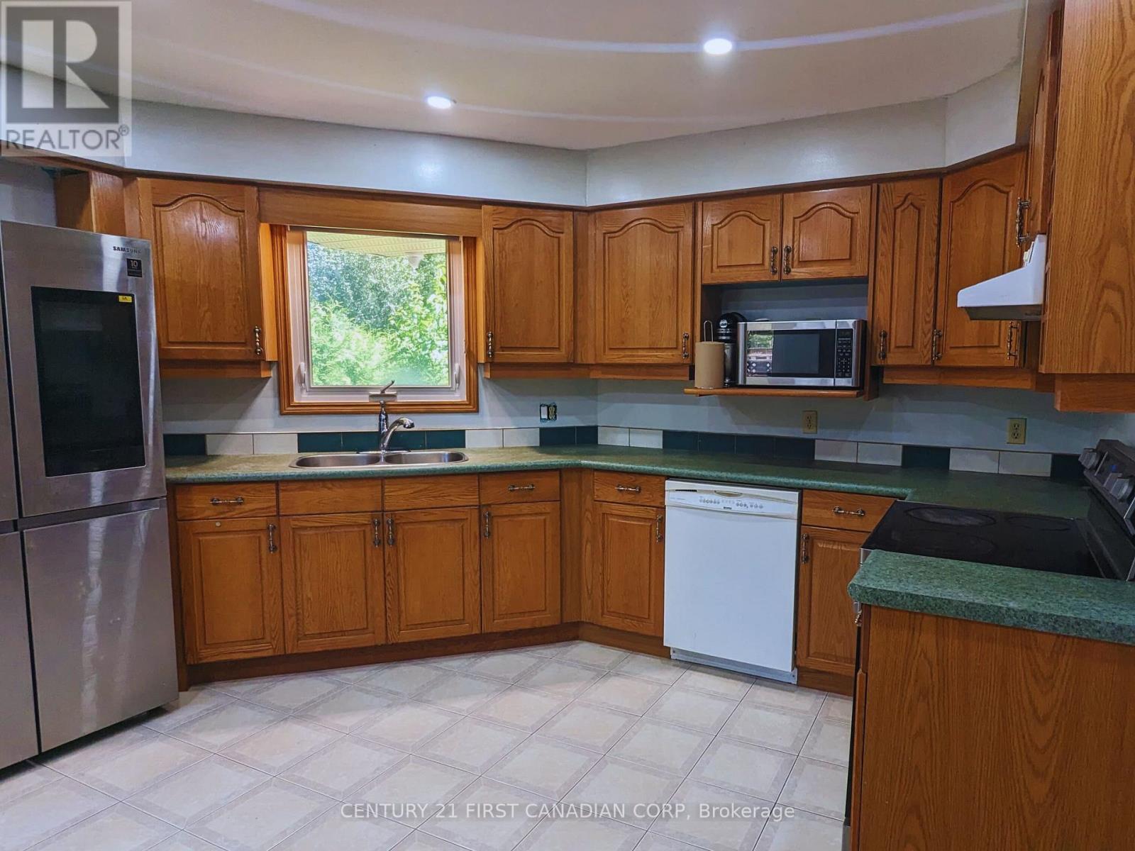 239 Edmunds Place S, London South, Ontario  N5Z 4V9 - Photo 3 - X12505888