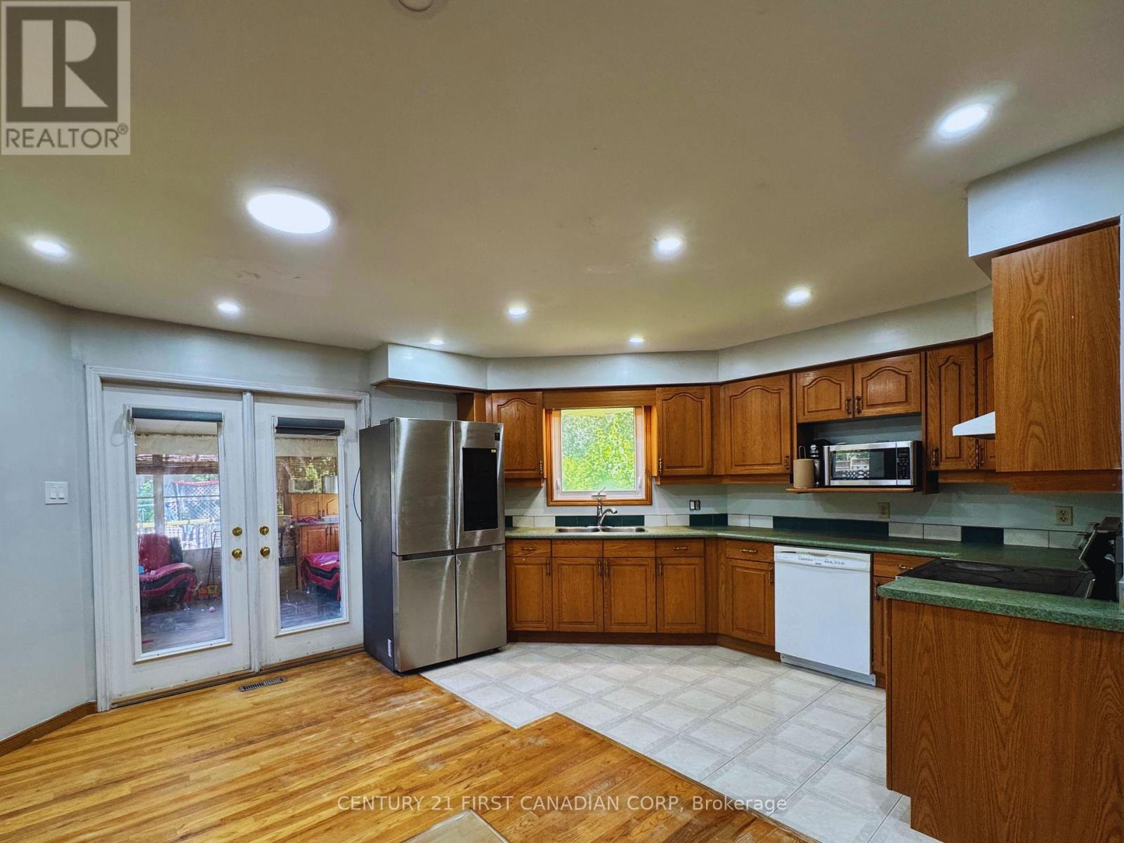 239 Edmunds Place S, London South, Ontario  N5Z 4V9 - Photo 4 - X12505888