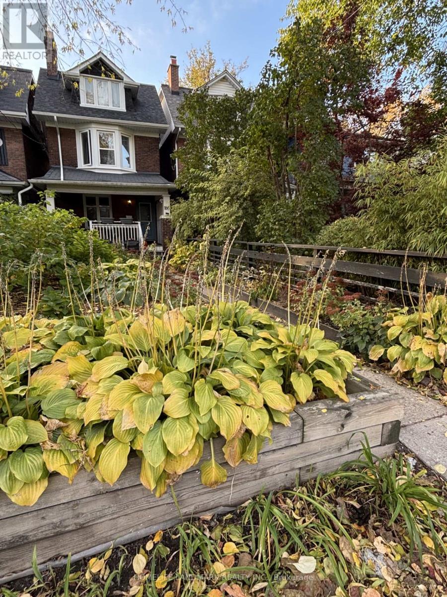 # UPPER - 186 KINGSTON ROAD, Toronto, Ontario